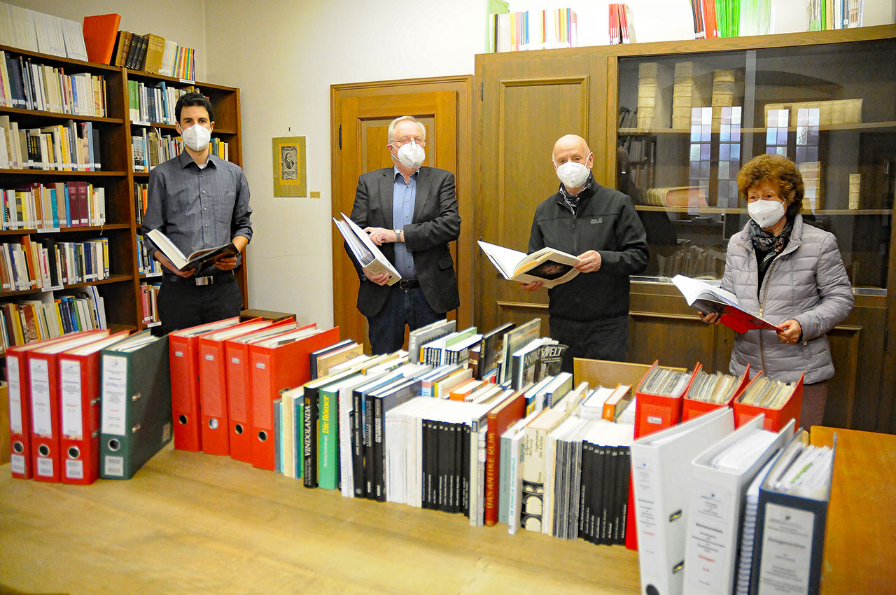 Übergabe von Büchern und Schriften zum Limes und den Römern: Das Bild zeigt (von links) Bibliotheksleiter Tobias-Jan Kohler, Professor Siegfried Schenk, Dr. Wolfgang Hauck und Sibylle Ostien.   Bild: Jürgen Strein